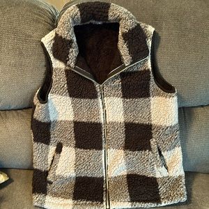 Lomon sherpa gray and black checkered zip up vest. Size lge.